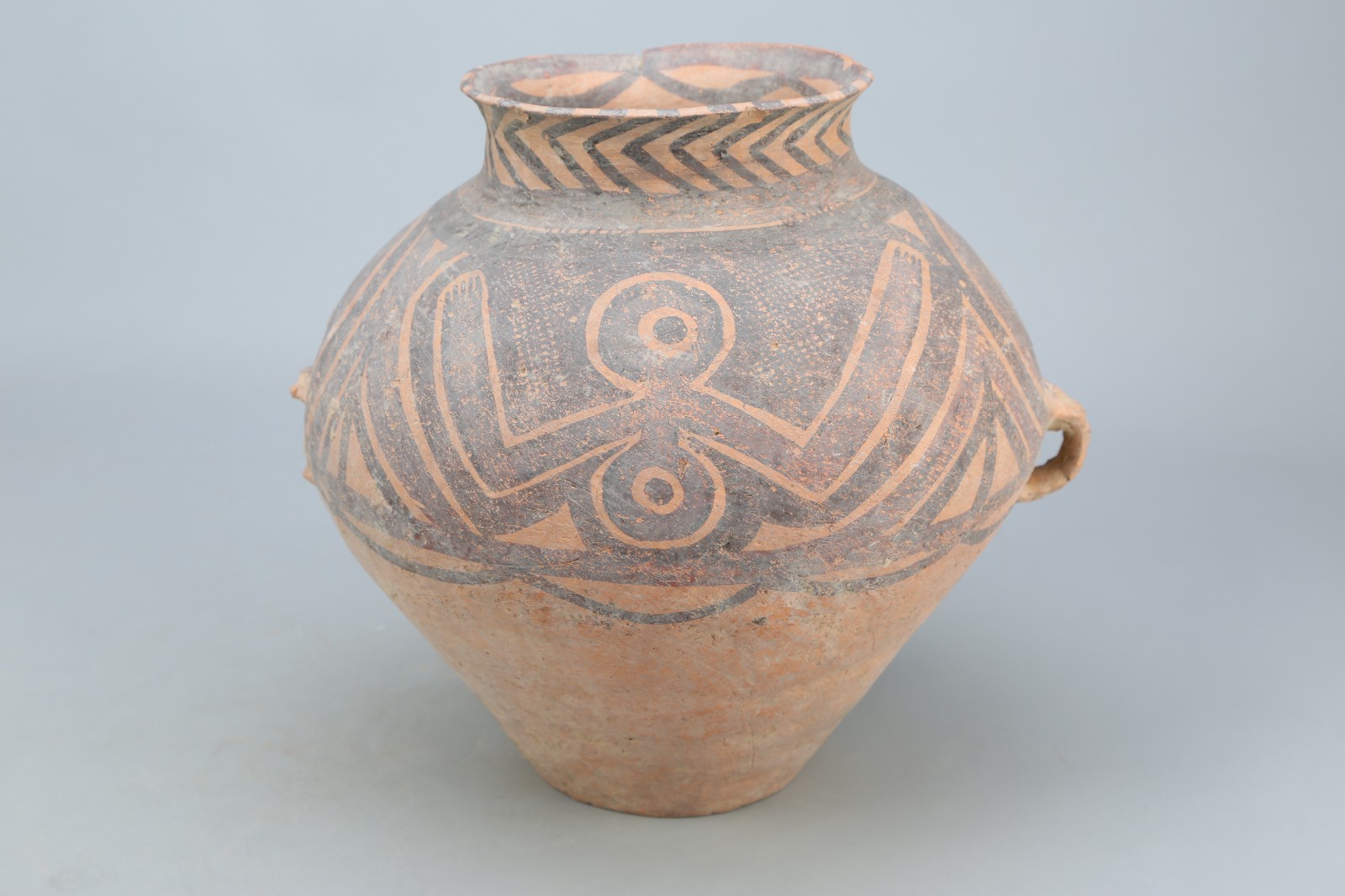 新石器时代马家窑文化半山类型蛙纹彩陶壶.jpg