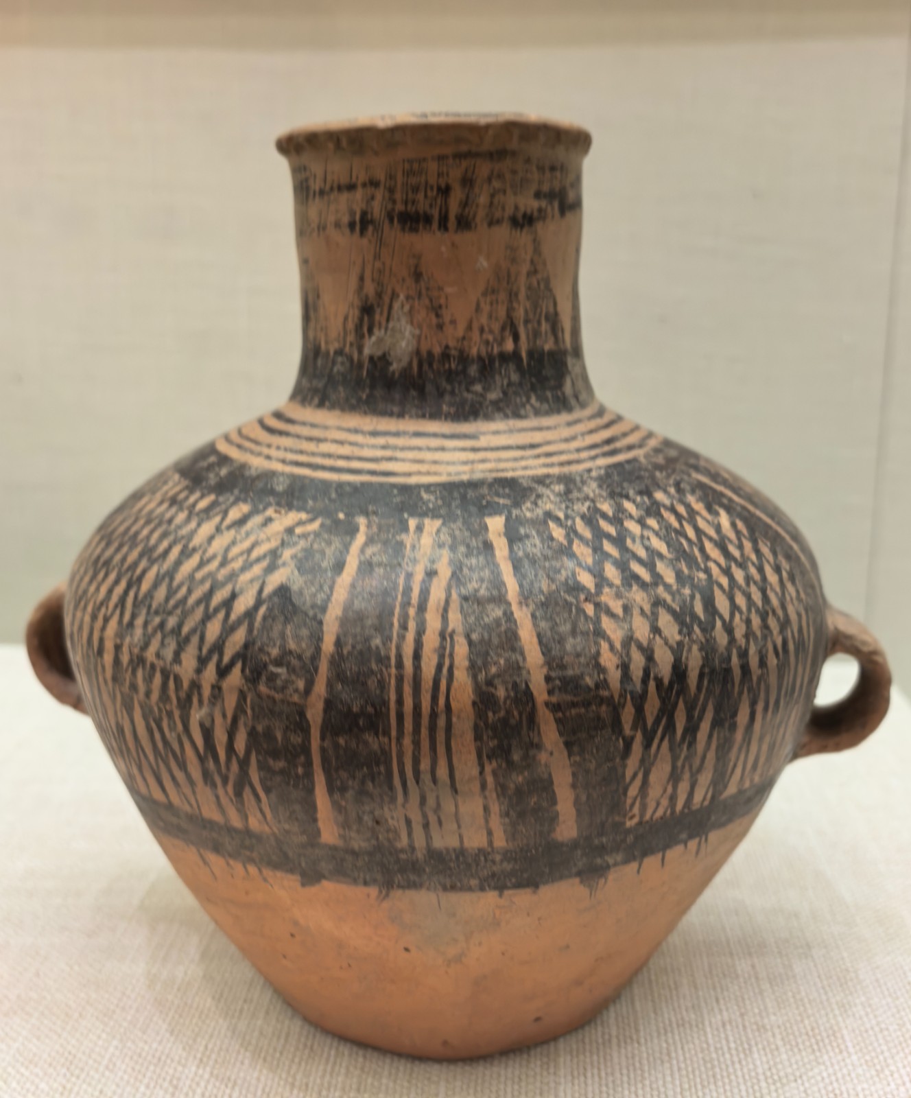 3马家窑文化半山类型锯齿网格纹双耳彩陶壶.jpg
